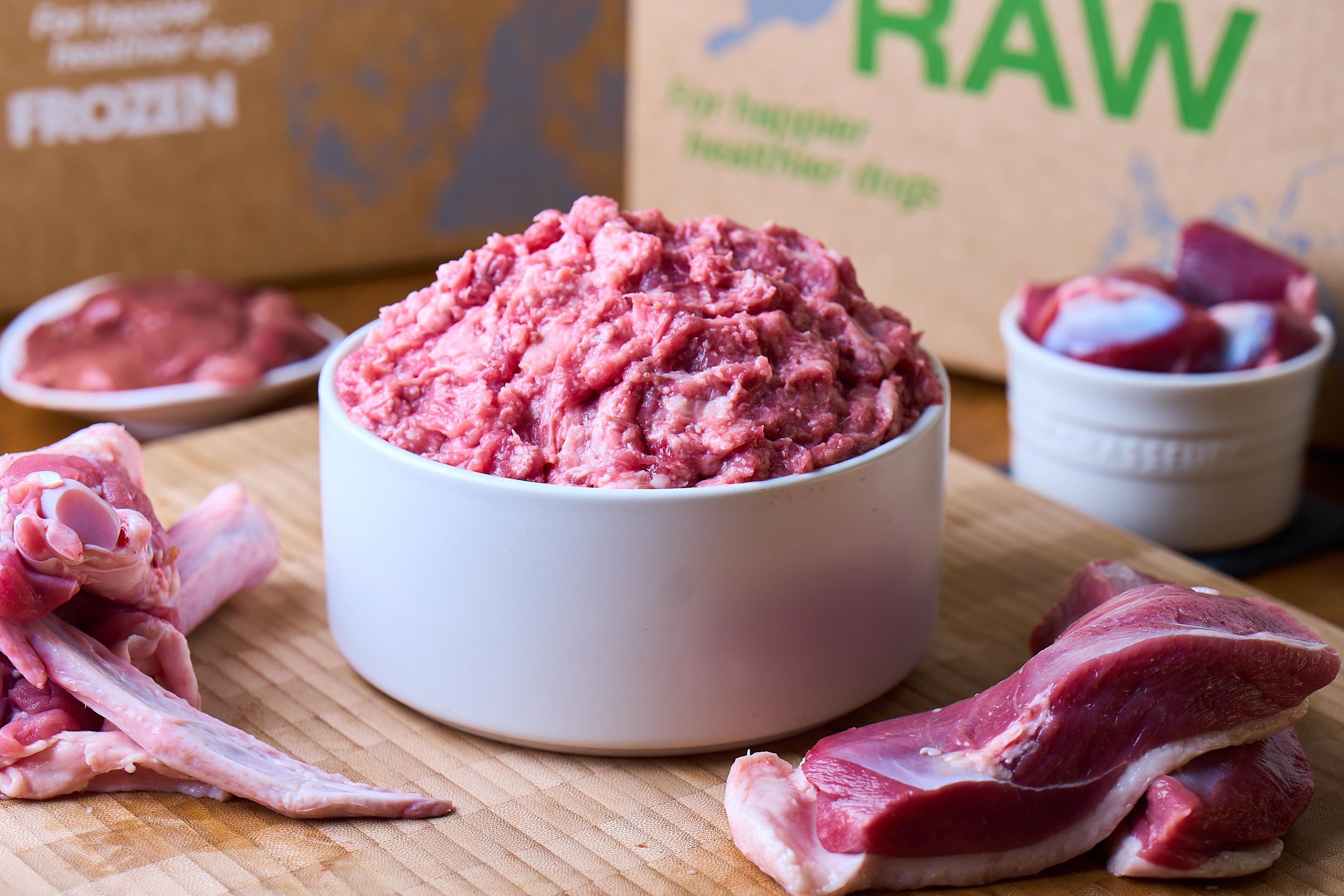 Feeding dog raw mince best sale